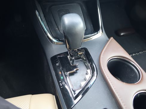 Used 2016 Toyota Avalon Limited image 27