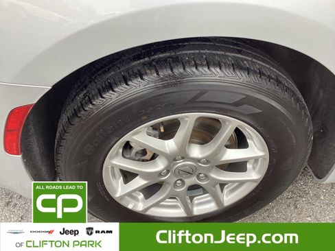 Certified 2024 Chrysler Pacifica Touring-L image 31