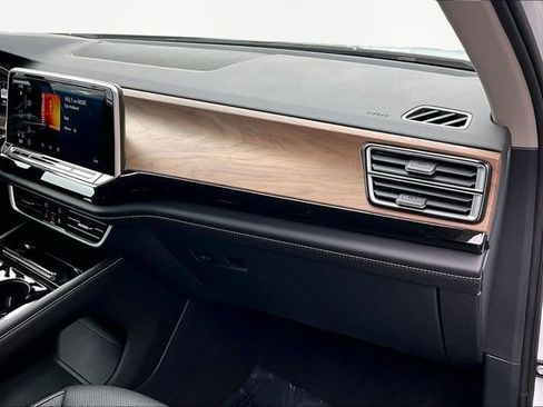 Used 2024 Volkswagen Atlas SE image 19