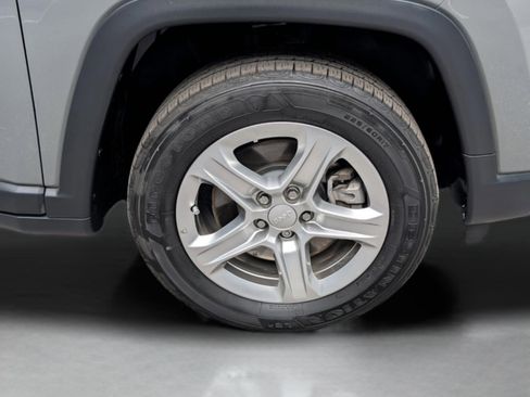 Used 2023 Jeep Compass Latitude image 30