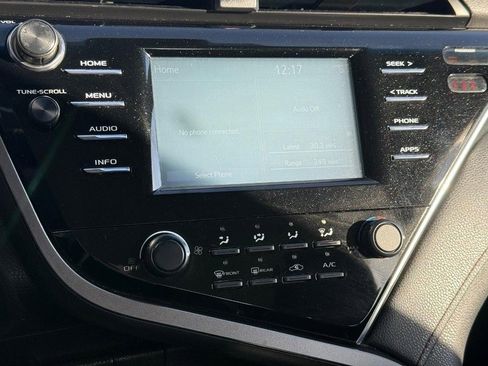 Used 2018 Toyota Camry LE image 18