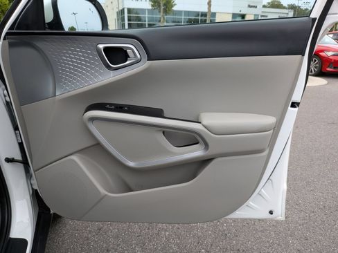 Used 2025 Kia Soul LX w/ LX Technology Package FWD image 33