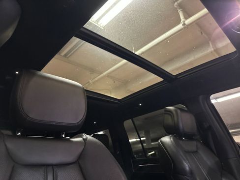 Certified 2022 Jeep Wagoneer Series III w/ Premium Group I AWD/4WD image 17