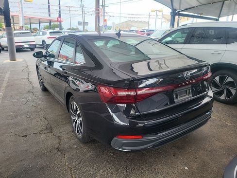 Used 2025 Volkswagen Jetta SE FWD image 9