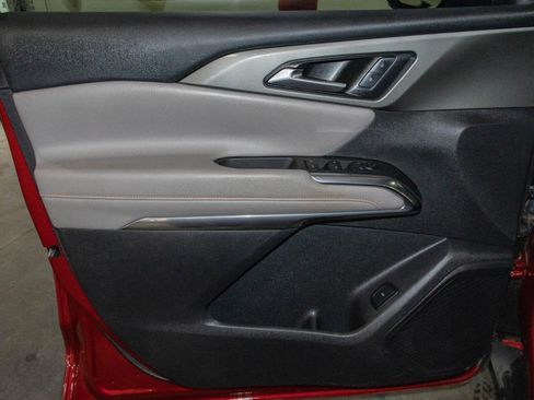 Used 2025 Chevrolet Traverse LT image 11