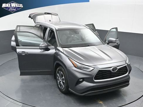 Used 2022 Toyota Highlander XLE FWD image 25