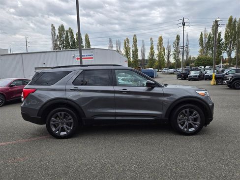 Used 2023 Ford Explorer XLT w/ Equipment Group 202A image 4