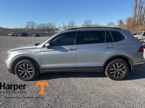 Used 2021 Volkswagen Tiguan SE w/ Panoramic Sunroof Package image 2