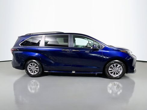 Used 2024 Toyota Sienna XLE image 3