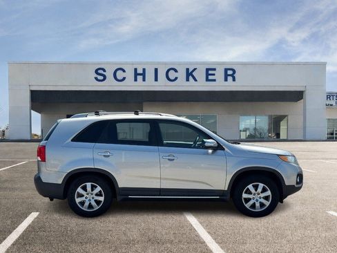 Used 2013 Kia Sorento LX w/ Convenience Pkg FWD image 2