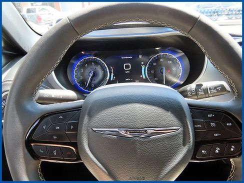 Certified 2025 Chrysler Pacifica Limited FWD image 16