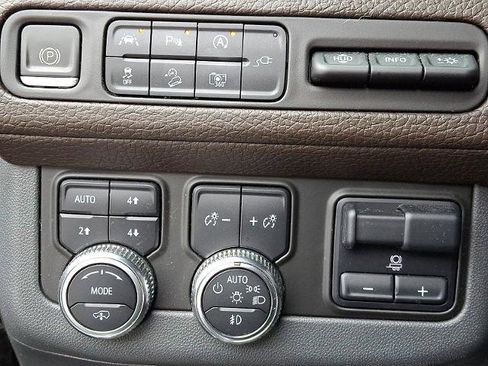 Used 2022 GMC Yukon XL Denali w/ Advanced Technology Package image 27