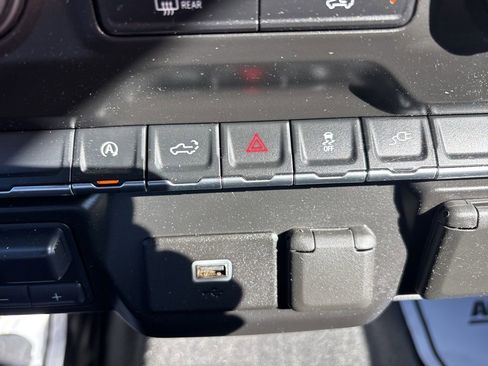 Used 2020 Chevrolet Silverado 1500 Custom w/ Custom Value Package image 32