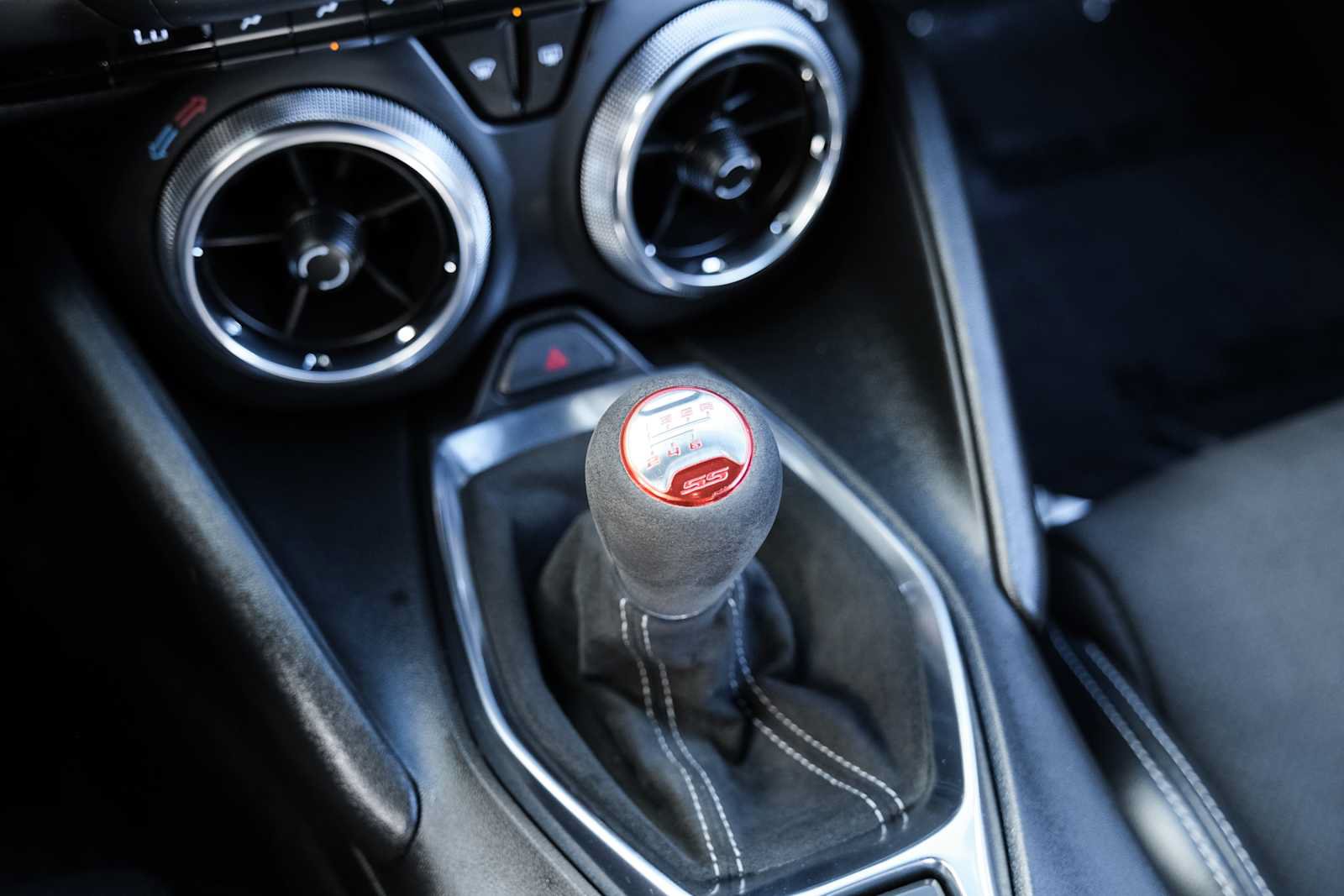 Used 2020 Chevrolet Camaro RWD image 37