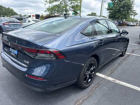Certified 2025 Honda Accord SE image 3