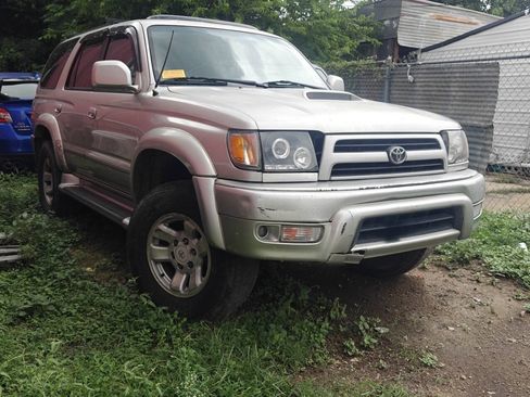Used 2000 Toyota 4Runner SR5 RWD image 2