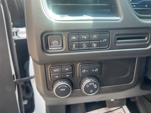 Used 2022 Chevrolet Tahoe Z71 w/ Luxury Package AWD/4WD image 17
