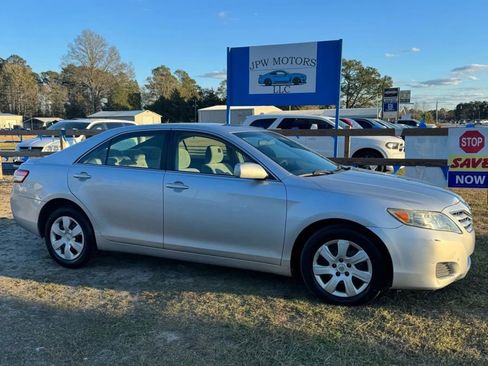 Used 2010 Toyota Camry LE image 1
