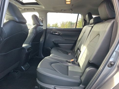 Certified 2024 Toyota Highlander XLE image 10