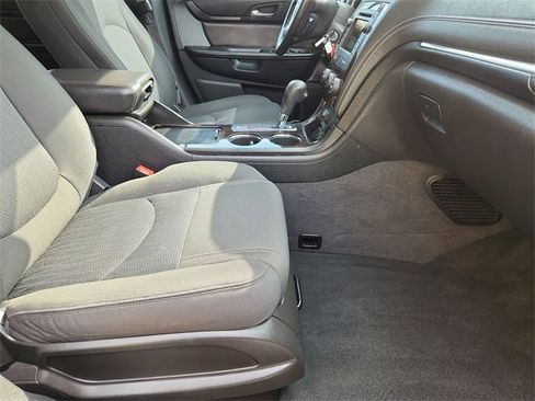 Used 2017 Chevrolet Traverse LT image 25