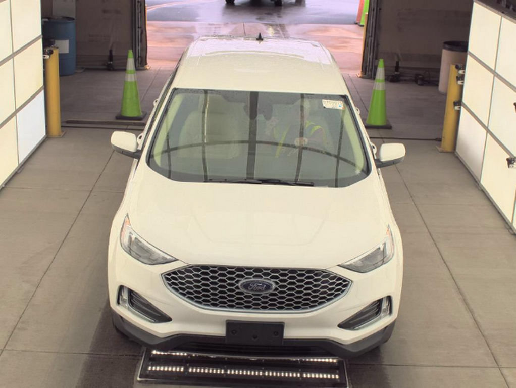 Used 2024 Ford Edge SEL w/ Convenience Package AWD/4WD image 2
