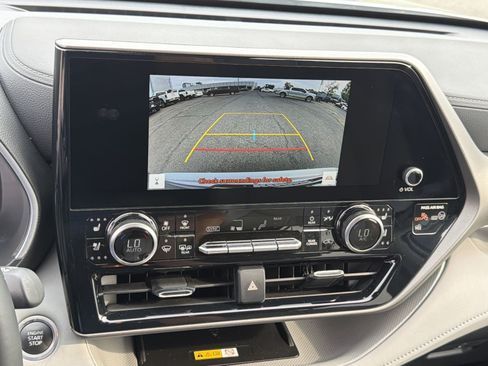 Used 2024 Toyota Highlander Limited AWD/4WD image 19