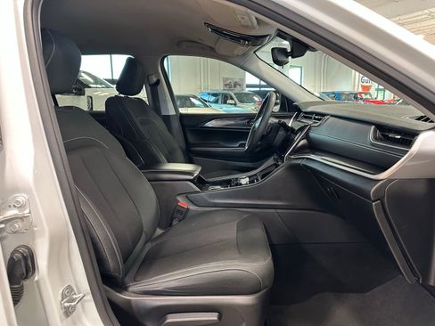 Used 2023 Jeep Grand Cherokee L Laredo image 42