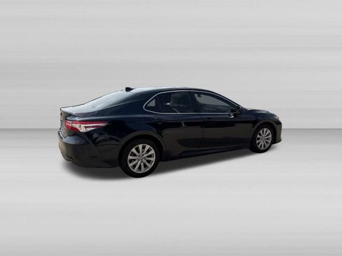 Used 2020 Toyota Camry LE FWD image 5