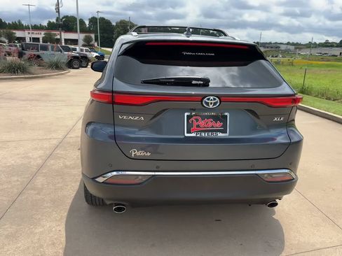 Used 2024 Toyota Venza XLE AWD/4WD image 8