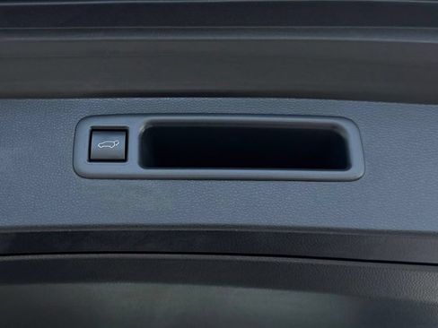 Used 2025 Toyota Highlander XLE FWD image 13