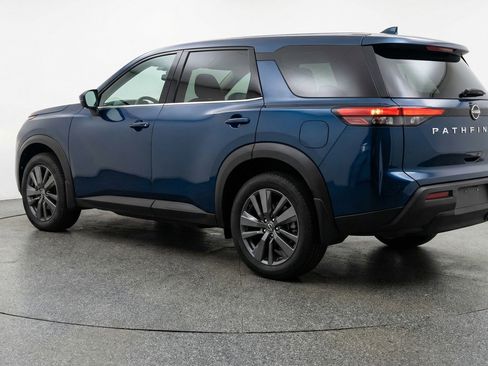 Used 2025 Nissan Pathfinder SV image 6
