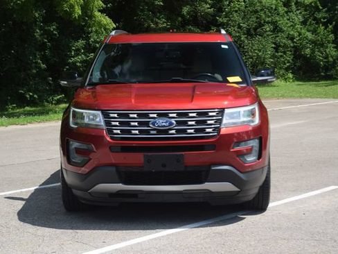 Used 2017 Ford Explorer XLT w/ Equipment Group 202A AWD/4WD image 22
