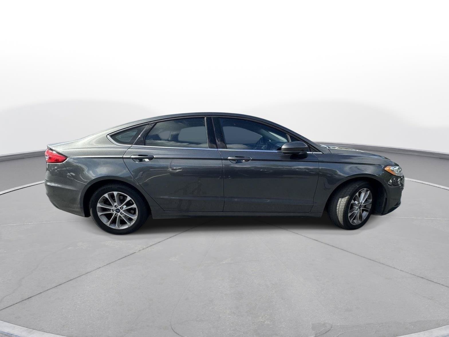 Used 2019 Ford Fusion SE FWD image 5
