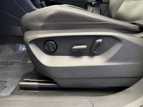 Used 2020 Volkswagen Tiguan SE image 11