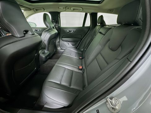 Used 2025 Volvo V60 B5 Cross Country Plus image 28