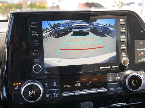 Used 2022 Toyota Highlander XLE AWD/4WD image 21