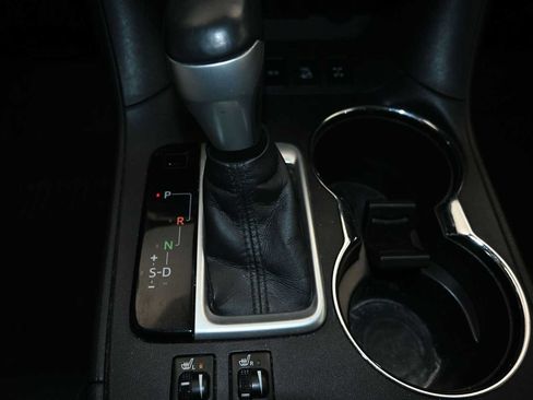 Used 2017 Toyota Highlander XLE AWD/4WD image 12