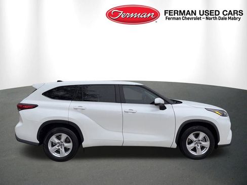 Used 2022 Toyota Highlander LE image 2