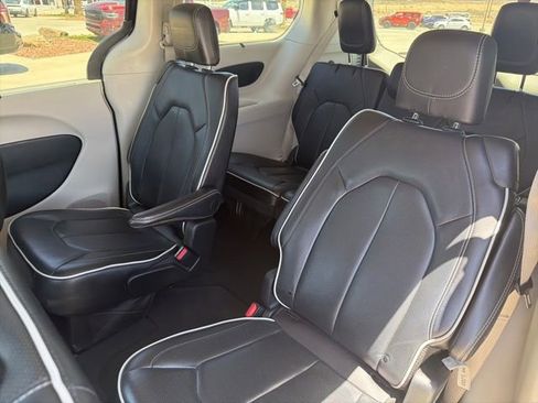 Used 2024 Chrysler Pacifica Limited FWD image 6