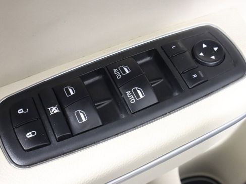 Used 2018 Chrysler 300 Limited w/ Safetytec Plus Group image 29