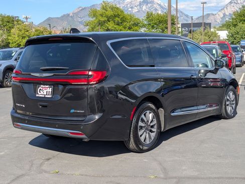 Used 2023 Chrysler Pacifica Limited FWD image 3