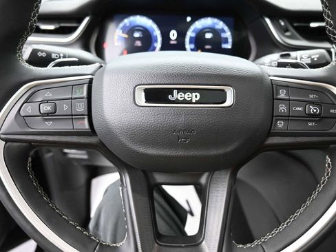 Used 2023 Jeep Grand Cherokee L Laredo image 6