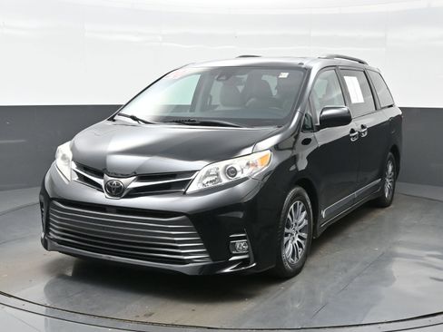 Used 2020 Toyota Sienna XLE FWD image 2