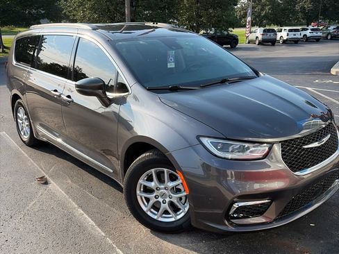 Used 2022 Chrysler Pacifica Touring-L FWD image 2