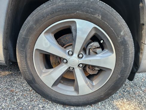 Used 2019 Jeep Cherokee Limited AWD/4WD image 5