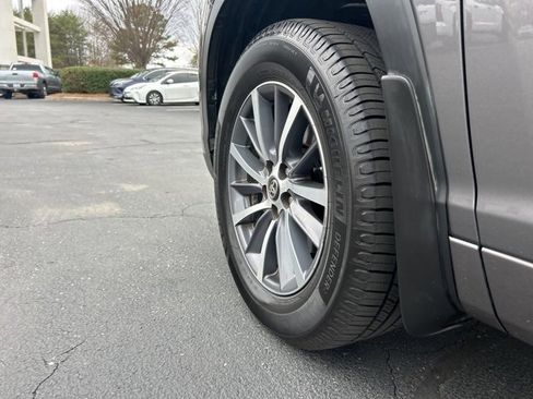 Used 2018 Toyota Highlander XLE image 11