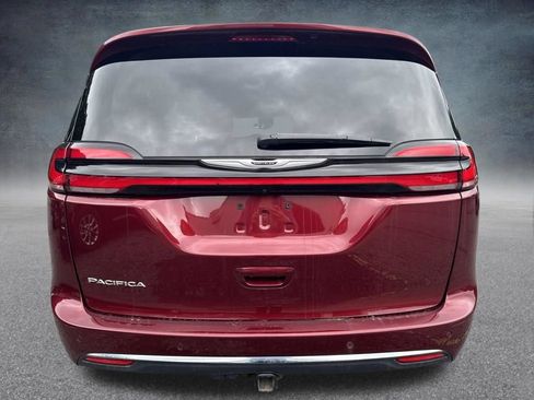 Used 2023 Chrysler Pacifica Touring-L FWD image 6