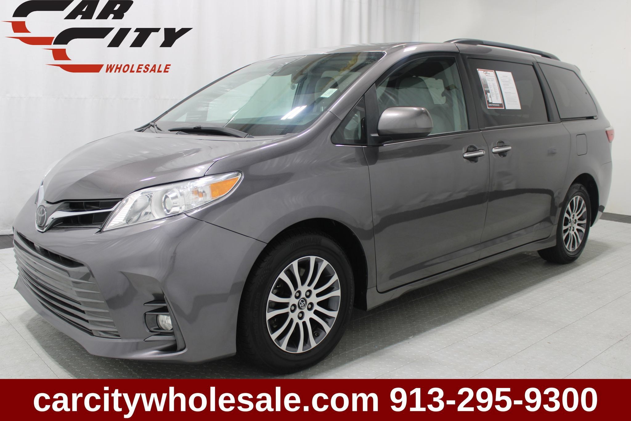 Used 2020 Toyota Sienna XLE w/ XLE Navigation Package FWD image 1
