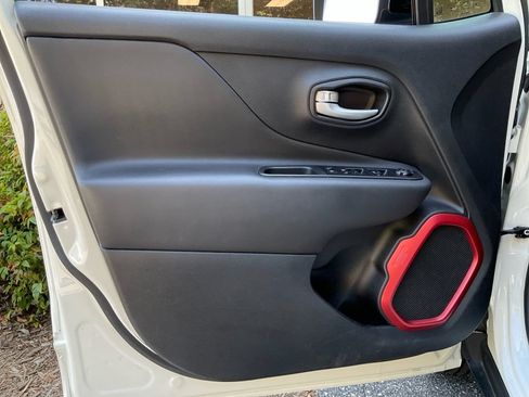 Used 2023 Jeep Renegade Trailhawk AWD/4WD image 30