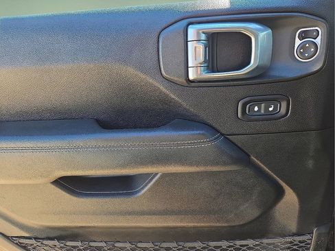 Used 2020 Jeep Wrangler Unlimited Sahara image 20